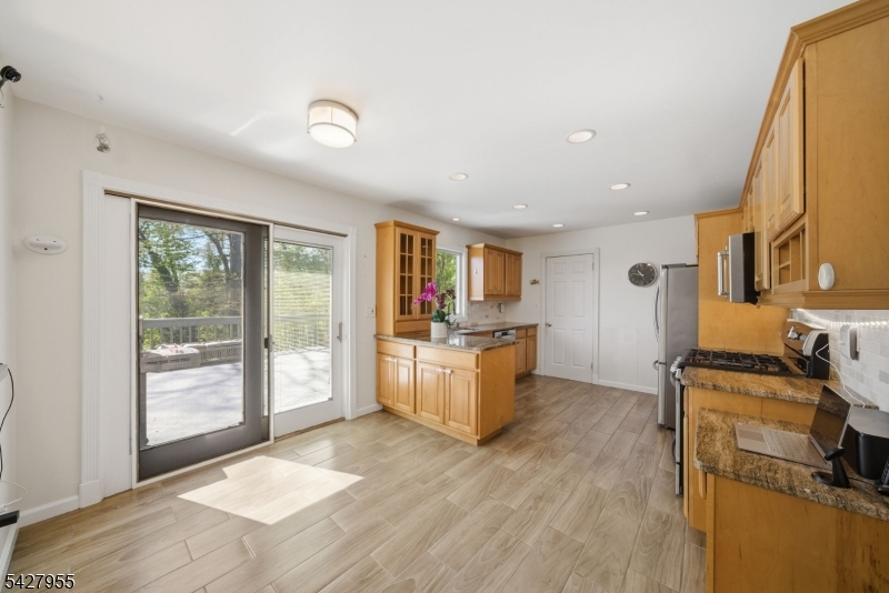 21 Robin Hood Road Morris Plains, NJ 07950 - Photo 11 of 36