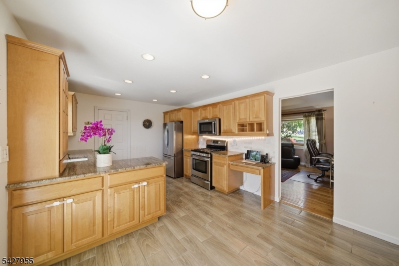 21 Robin Hood Road Morris Plains, NJ 07950 - Photo 12 of 36