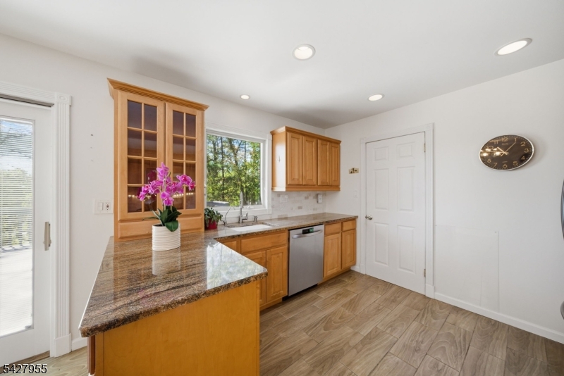 21 Robin Hood Road Morris Plains, NJ 07950 - Photo 13 of 36