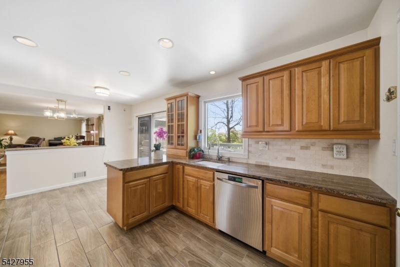 21 Robin Hood Road Morris Plains, NJ 07950 - Photo 14 of 36