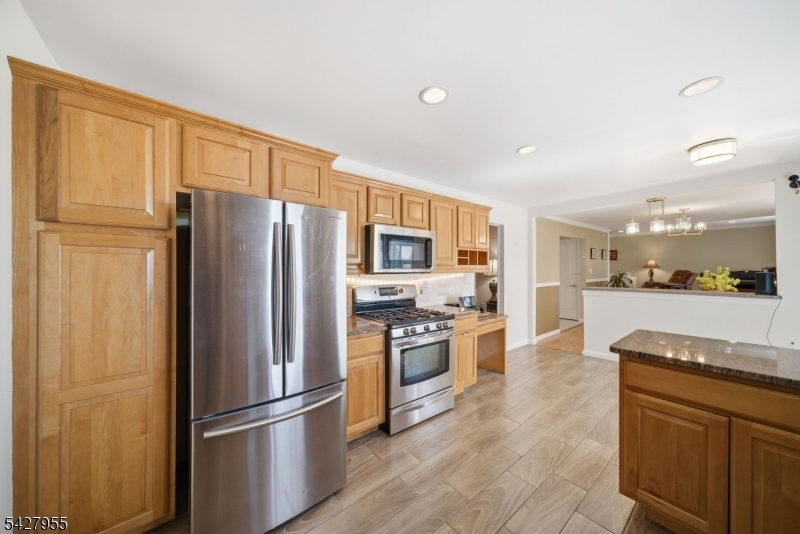 21 Robin Hood Road Morris Plains, NJ 07950 - Photo 15 of 36