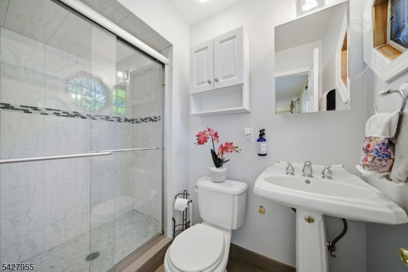 21 Robin Hood Road Morris Plains, NJ 07950 - Photo 17 of 36