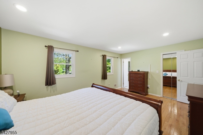 21 Robin Hood Road Morris Plains, NJ 07950 - Photo 19 of 36