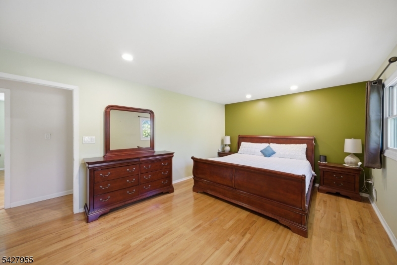 21 Robin Hood Road Morris Plains, NJ 07950 - Photo 20 of 36