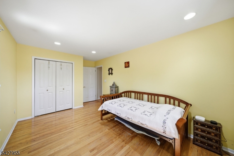 21 Robin Hood Road Morris Plains, NJ 07950 - Photo 22 of 36