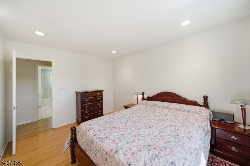 21 Robin Hood Road Morris Plains, NJ 07950 - Photo 25 of 36