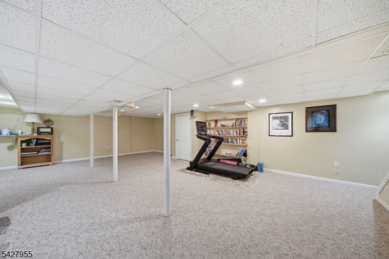 21 Robin Hood Road Morris Plains, NJ 07950 - Photo 29 of 36