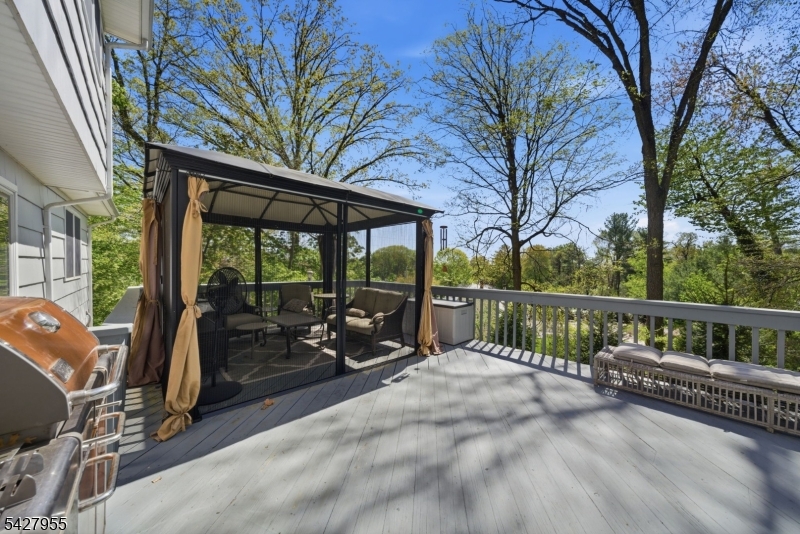 21 Robin Hood Road Morris Plains, NJ 07950 - Photo 31 of 36