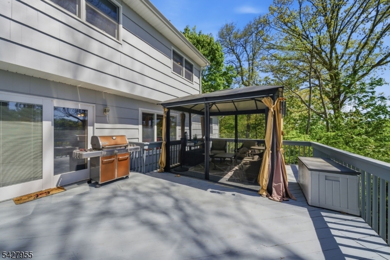 21 Robin Hood Road Morris Plains, NJ 07950 - Photo 32 of 36