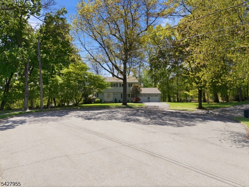 21 Robin Hood Road Morris Plains, NJ 07950 - Photo 5 of 36