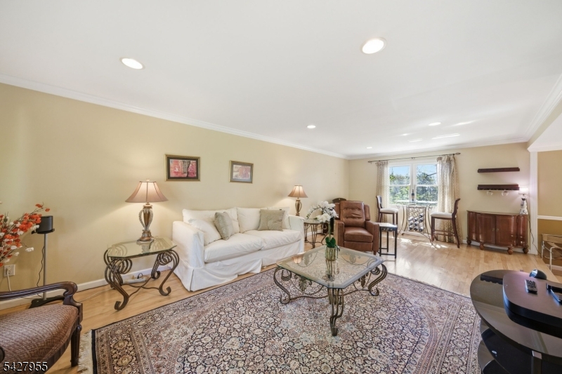 21 Robin Hood Road Morris Plains, NJ 07950 - Photo 7 of 36
