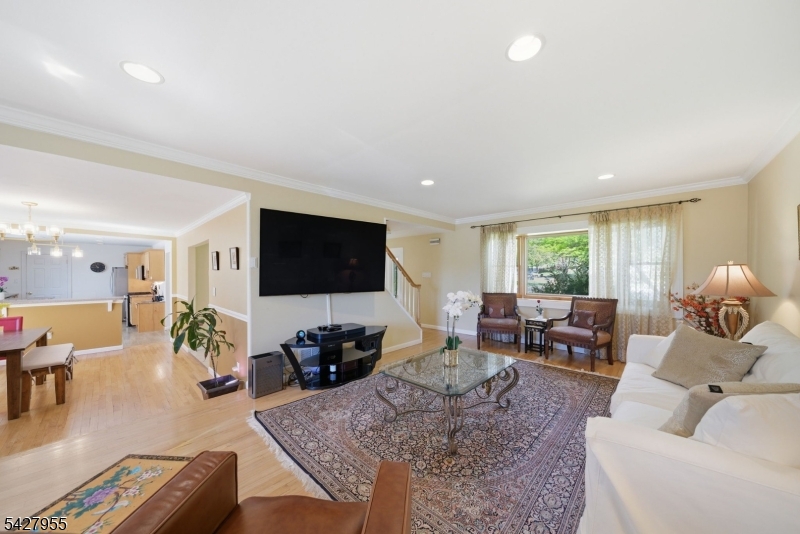 21 Robin Hood Road Morris Plains, NJ 07950 - Photo 8 of 36