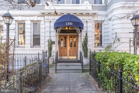 a view of a entrance door of the house