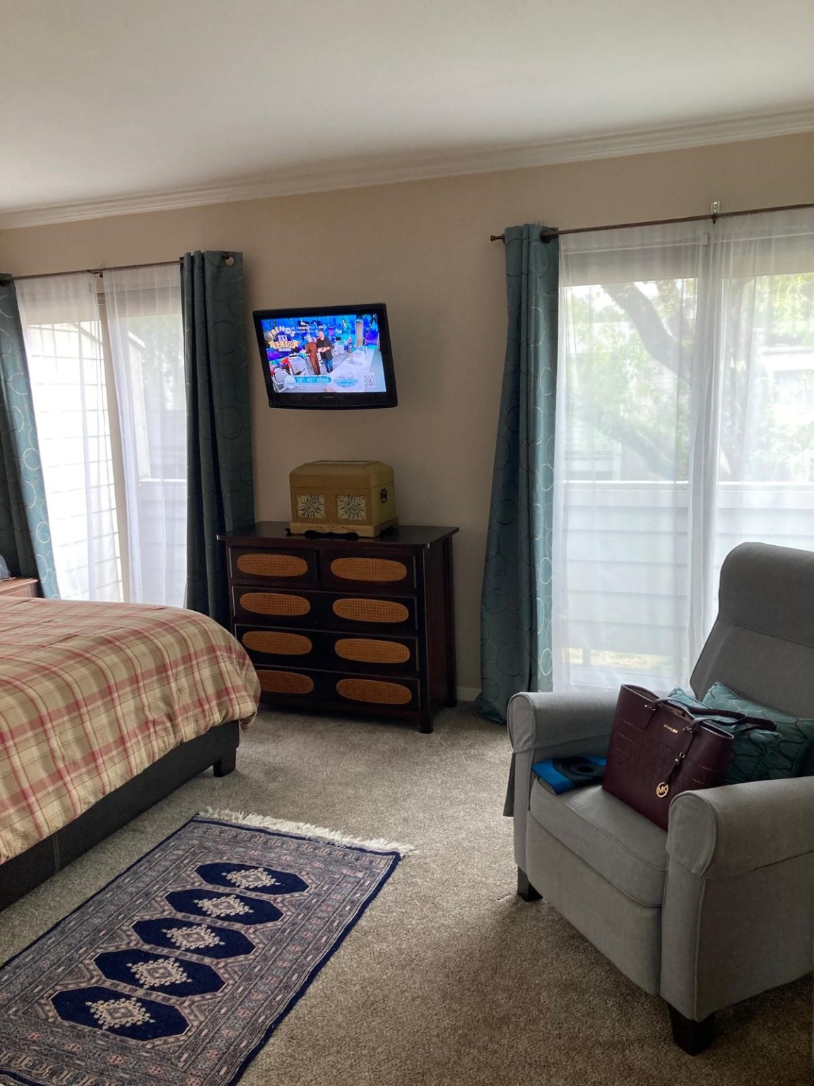 1623 Prairie Grove Drive Houston, TX 77077 - Photo 29 of 50 a living room with furniture and a large window