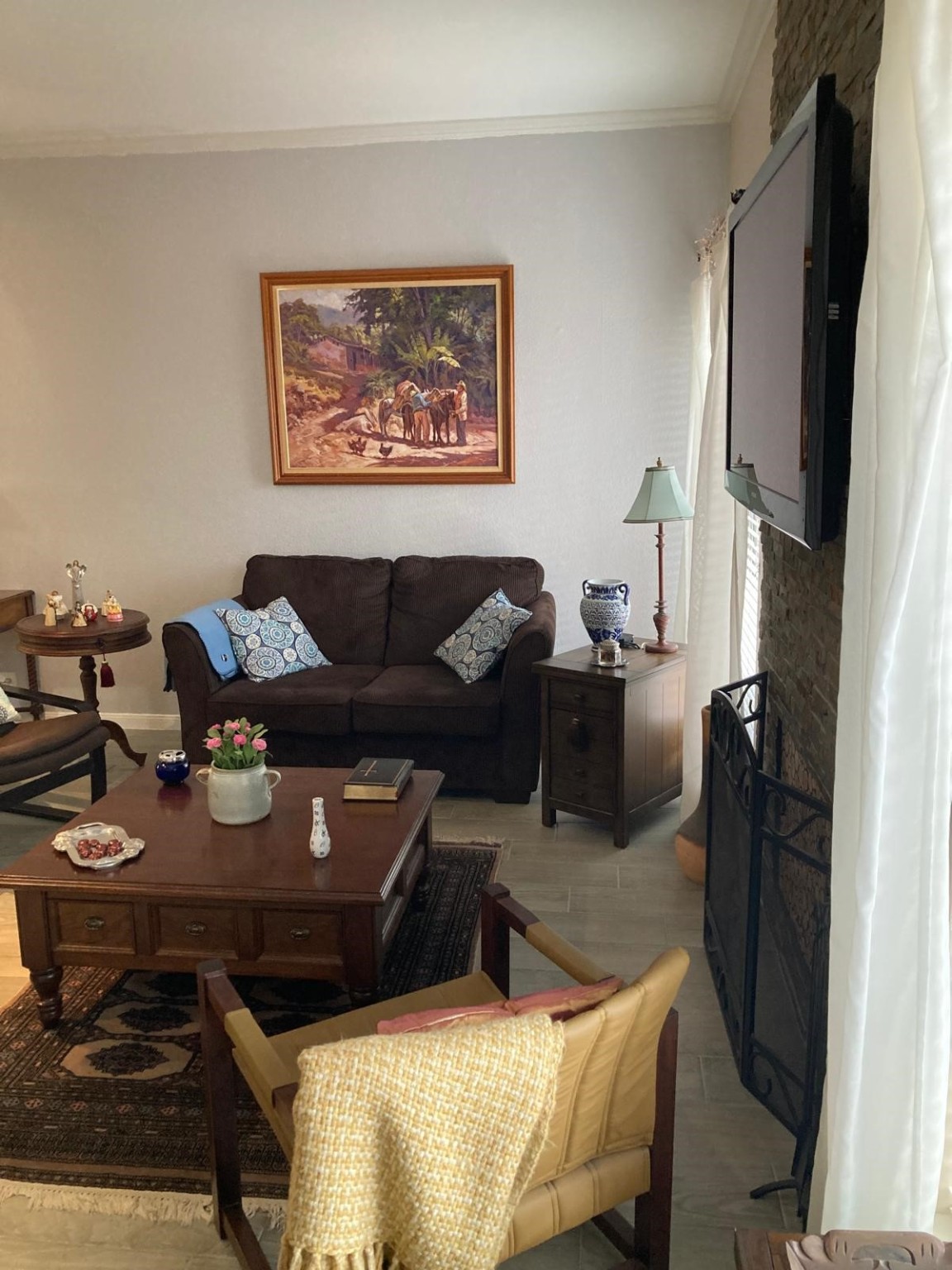 1623 Prairie Grove Drive Houston, TX 77077 - Photo 4 of 50 a living room with furniture and a flat screen tv