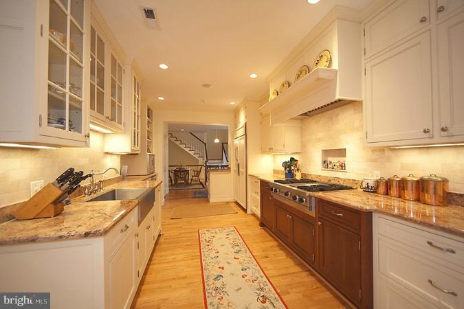 6238 Radcliff Road Alexandria, VA 22307 - Photo 2 of 15 Kitchen