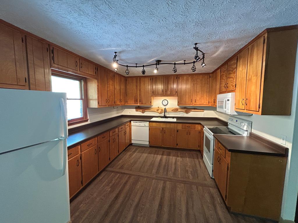 260 Flt Crk Crossing Blue Ridge, GA 30513 - Photo 54 of 64 Plenty of Room in the Kitchen