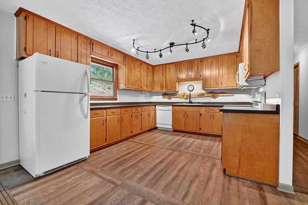 260 Flt Crk Crossing Blue Ridge, GA 30513 - Photo 9 of 64 Large Bath w/Vessel Sinks