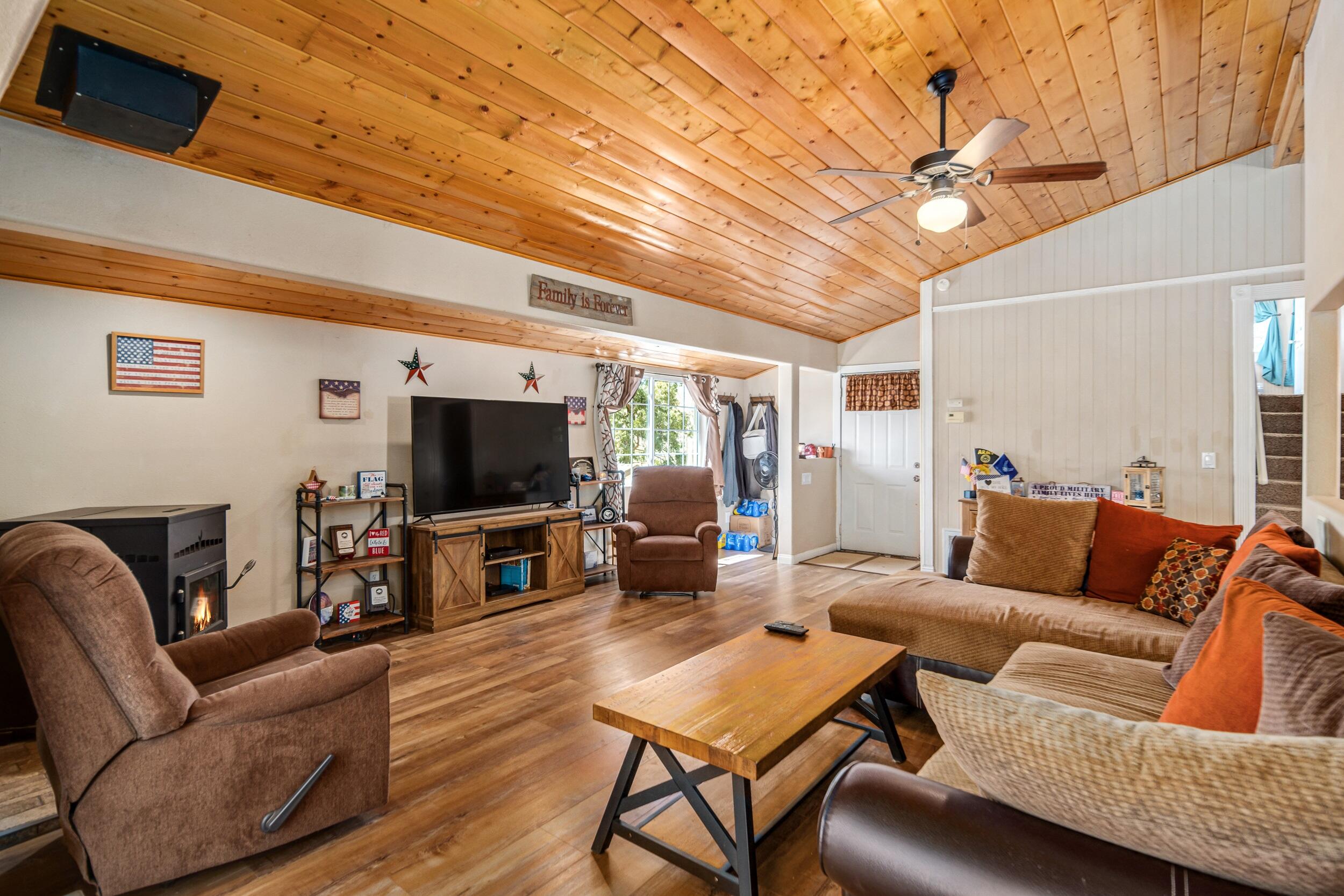 43308 Lookabout Road Lake Hughes, CA 93532 - Photo 3 of 37 Living room
