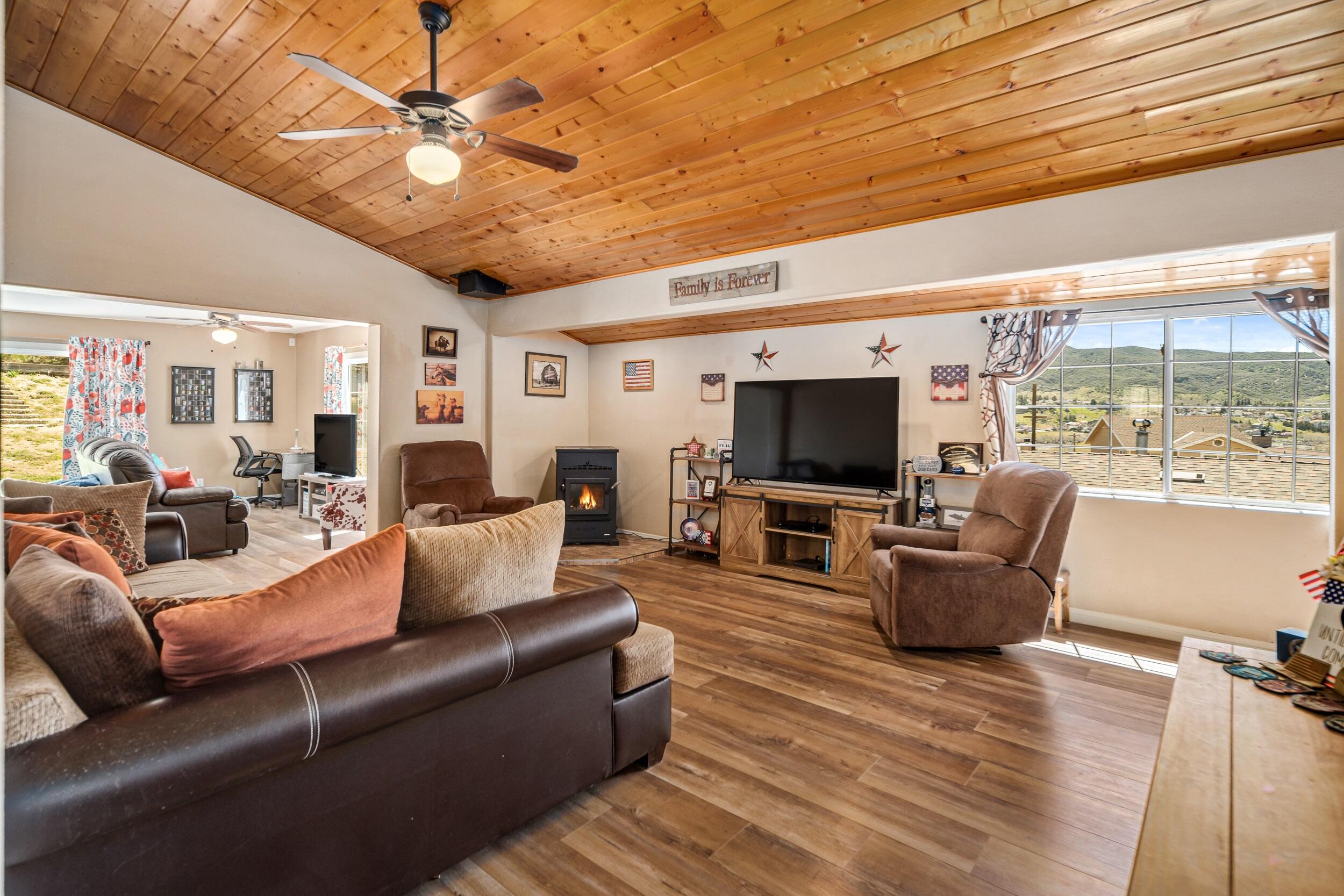 43308 Lookabout Road Lake Hughes, CA 93532 - Photo 4 of 37 Living room