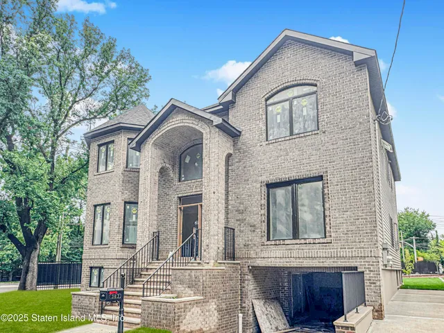 $1,575,000 | 383 Philip Avenue | Huguenot