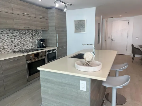 $880,000 | 650 Northeast 32nd Street, Unit 2406, Miami, FL 33137