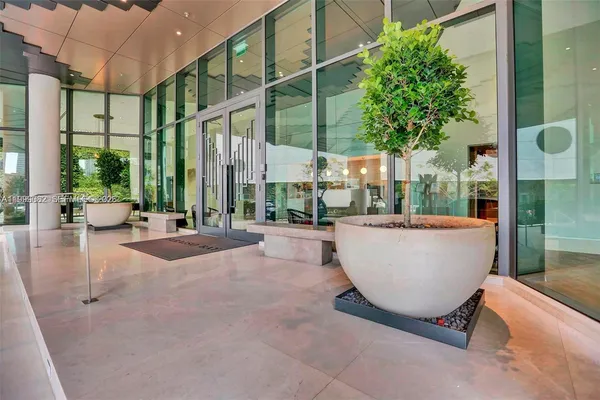 $880,000 | 650 Northeast 32nd Street, Unit 2406, Miami, FL 33137