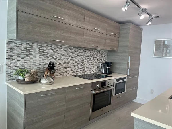 $880,000 | 650 Northeast 32nd Street, Unit 2406, Miami, FL 33137