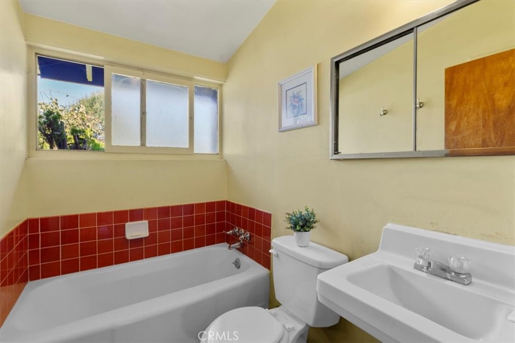 1768 Wright Street Pomona, CA 91766 - Photo 23 of 31 Shared bathroom hallway