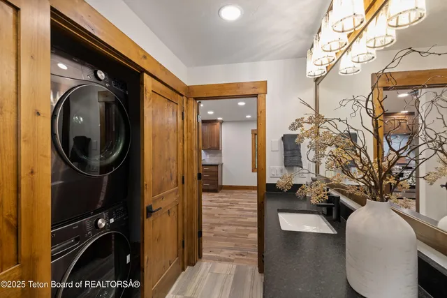 $1,050,000 | 285 Spruce Street, Alpine, WY 83128