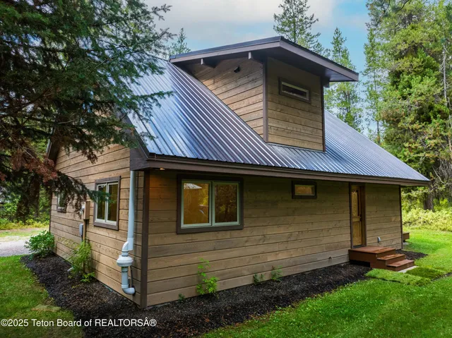 $1,050,000 | 285 Spruce Street, Alpine, WY 83128