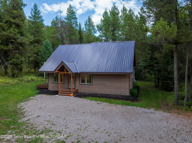 $1,050,000 | 285 Spruce Street, Alpine, WY 83128