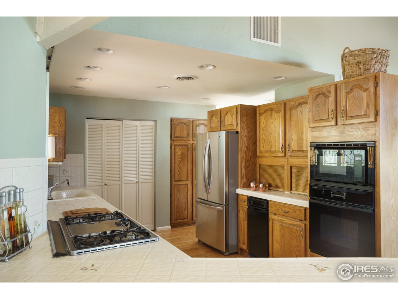 1755 View Point Road Boulder, CO 80305 - Photo 15 of 40 a kitchen with stainless steel appliances granite countertop a refrigerator a stove and a sink