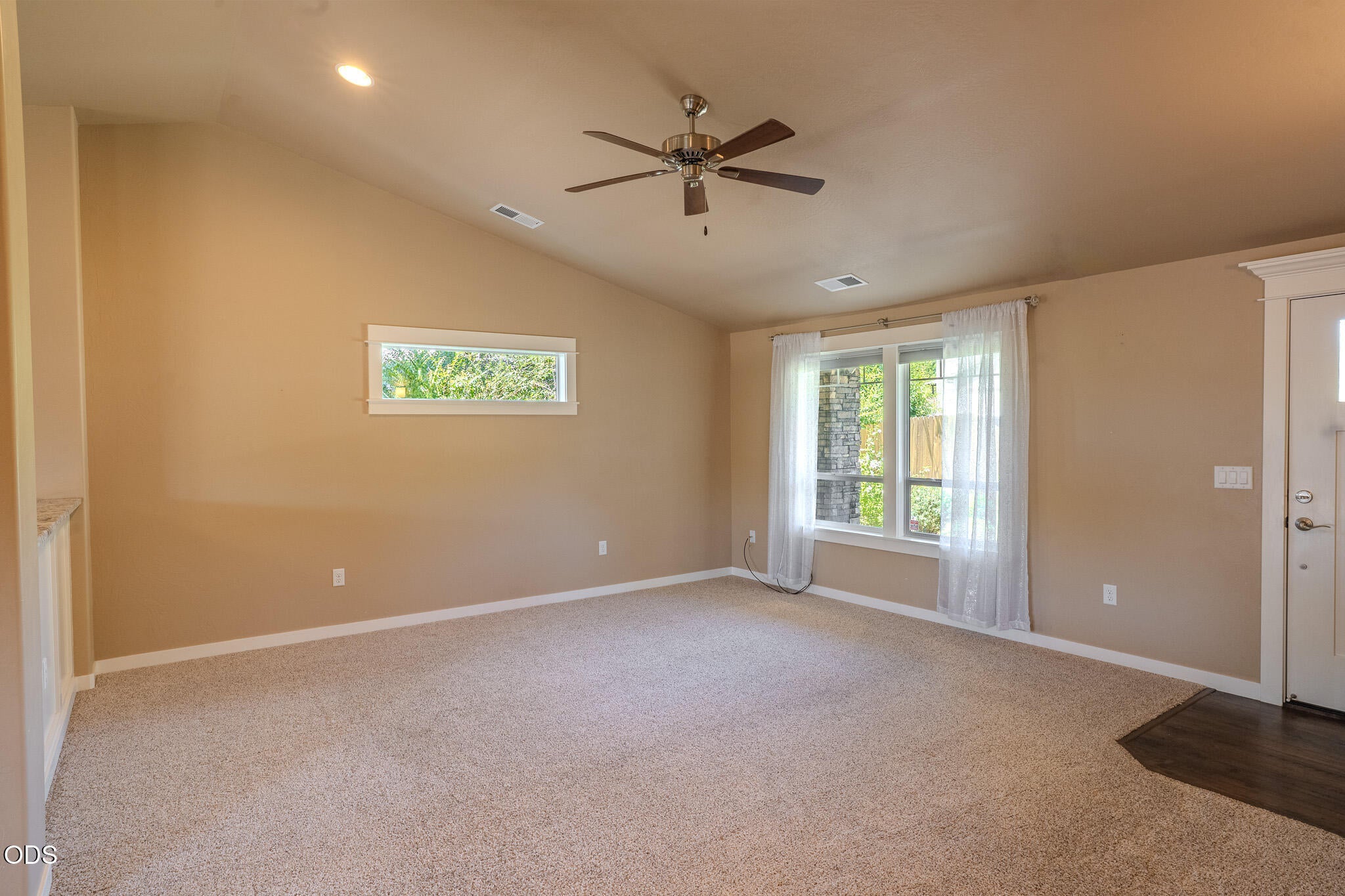 2196 Crestbrook Road Medford, OR 97504 - Photo 5 of 38
