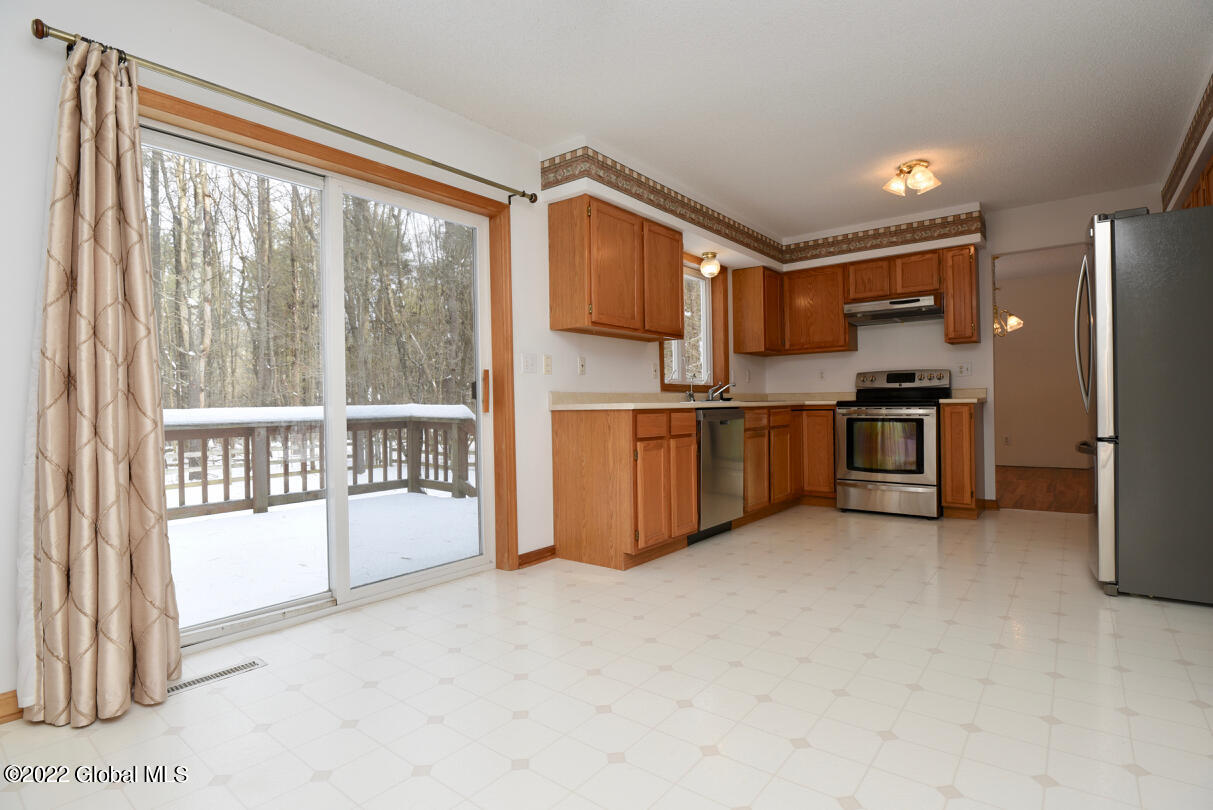 2016 Barrett Road Ballston Spa, NY 12020 - Photo 9 of 43 sliding doors