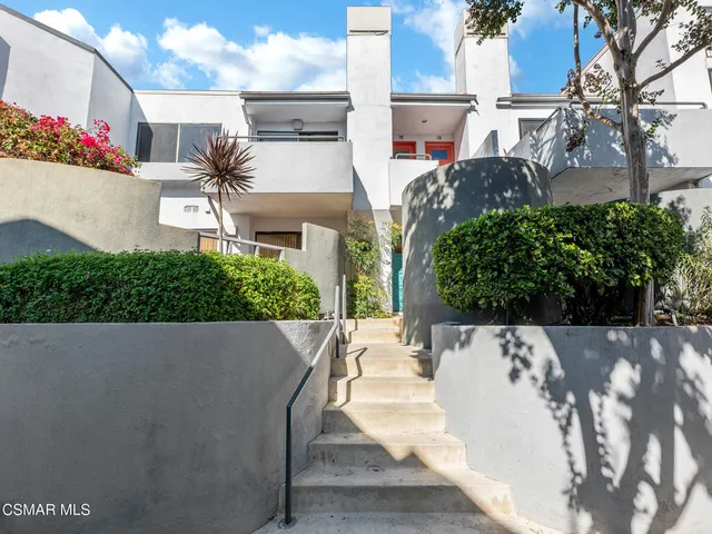 a view of entryway and outdoor space