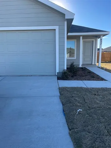 a view of a house with backyard