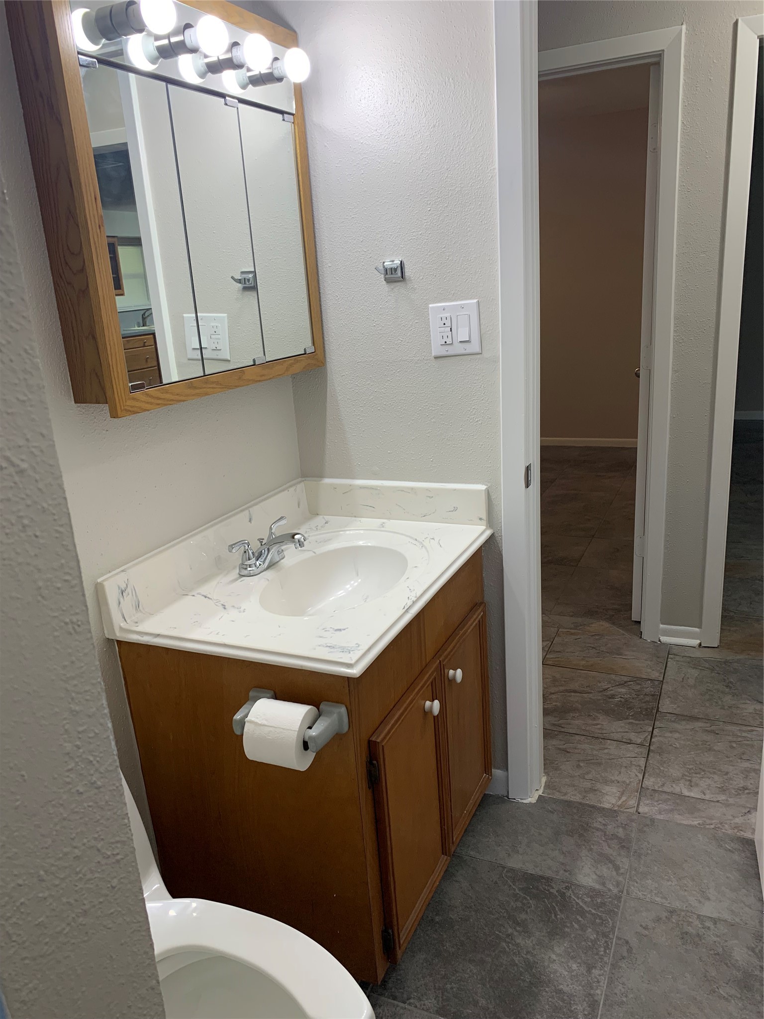 1110 East Rutgers Lane Deer Park, TX 77536 - Photo 16 of 19 Half bathroom off of full bathroom and with access to the primary bedroom