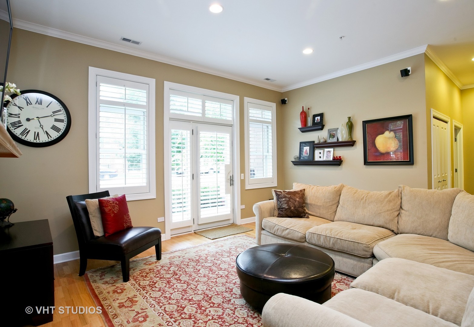 821 Foster Street, Unit 1S Evanston, IL 60201 - Photo 4 of 14 a living room with furniture and a large window