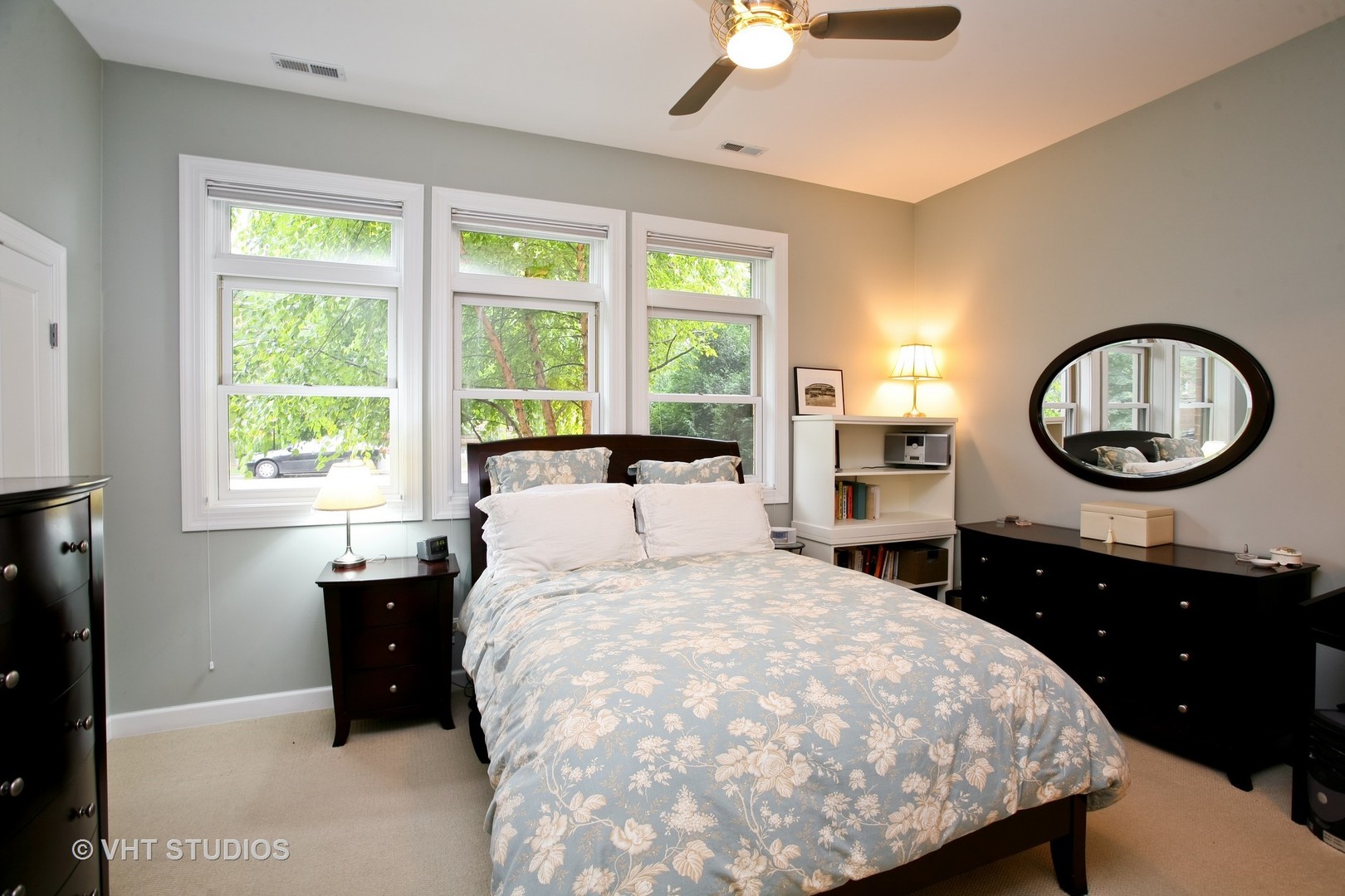 821 Foster Street, Unit 1S Evanston, IL 60201 - Photo 8 of 14 a bedroom with a large bed and a large window