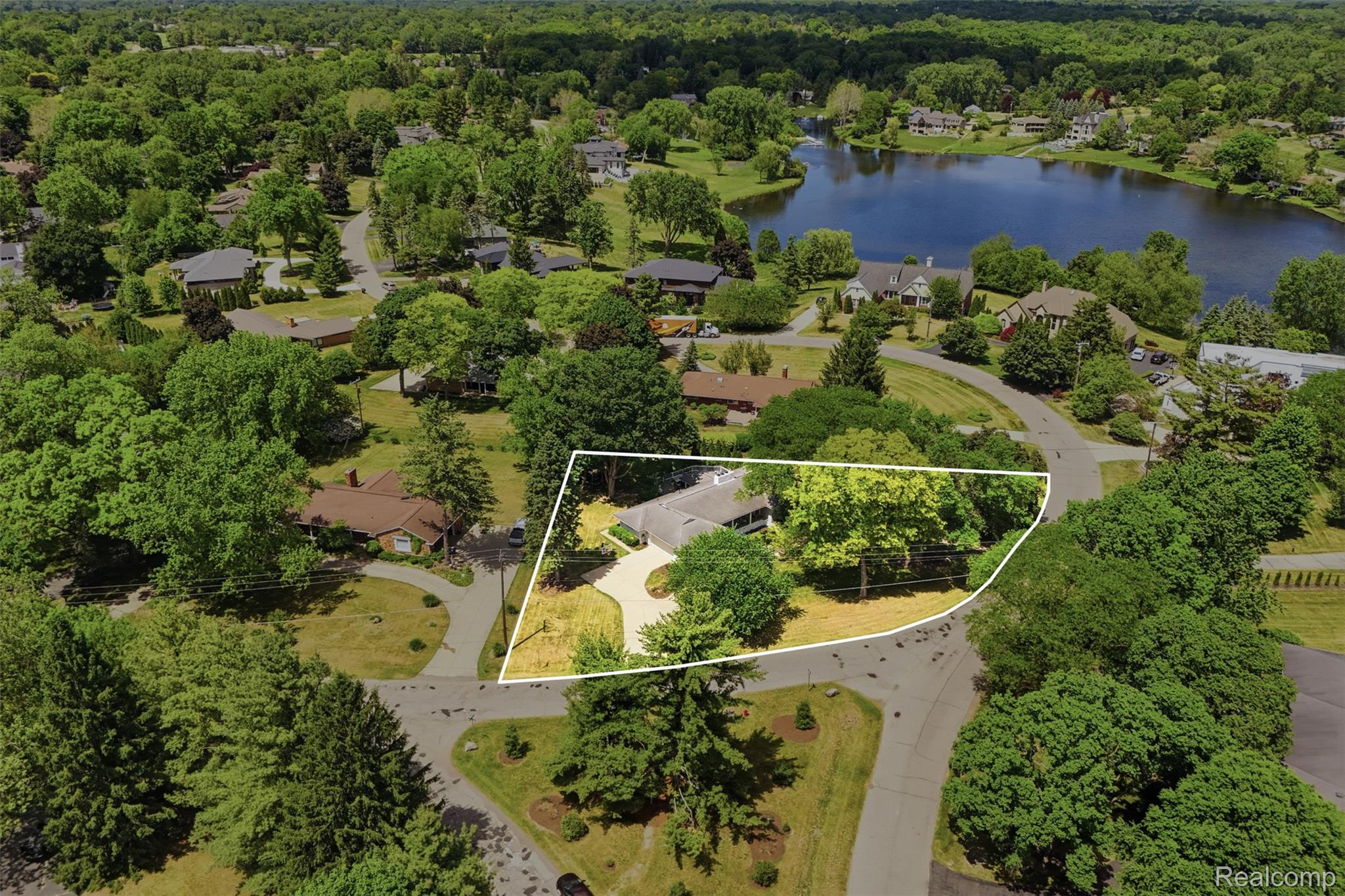 6998 Meadowlake Road Bloomfield Hills, MI 48301 - Photo 42 of 49 43_6998 meadowlake rd-42a.jpg