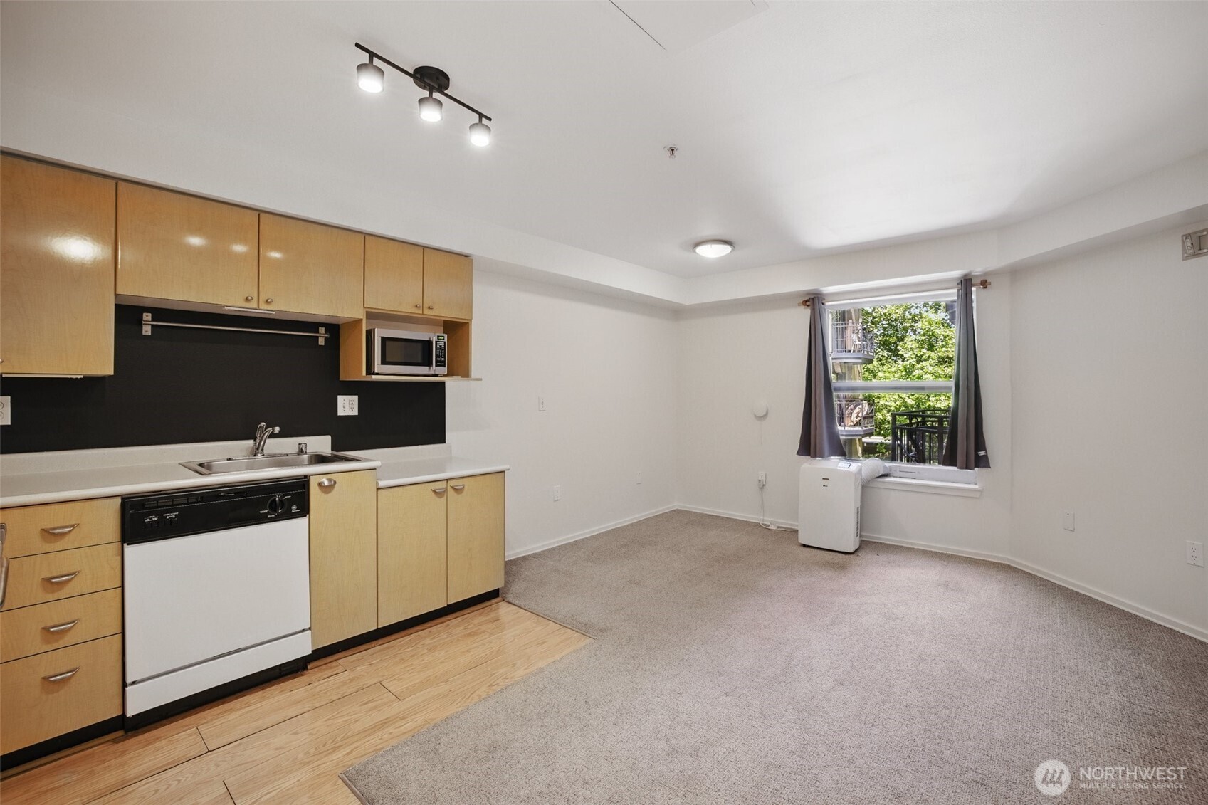 425 Vine Street, Unit 513 Seattle, WA 98121 - Photo 4 of 17