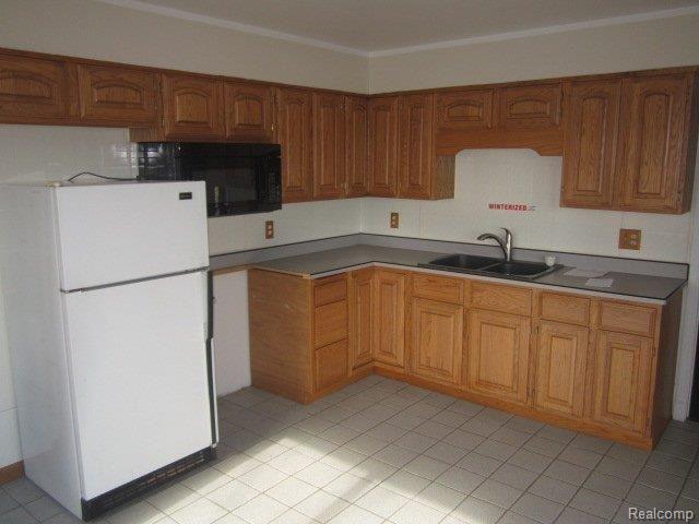 175 Wales Center Road Columbus, MI 48063 - Photo 7 of 11 kitch.jpg