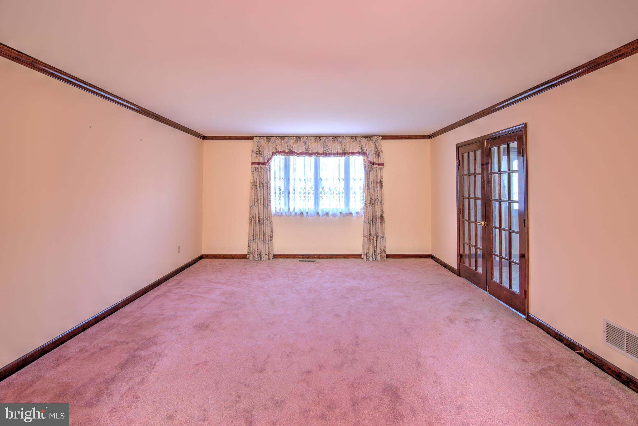 5523 Whitehall Road Cambridge, MD 21613 - Photo 8 of 29 Living Room