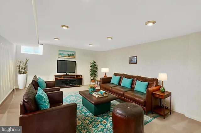 $909,100 | 8836 Shadowlake Way, Springfield, VA 22153