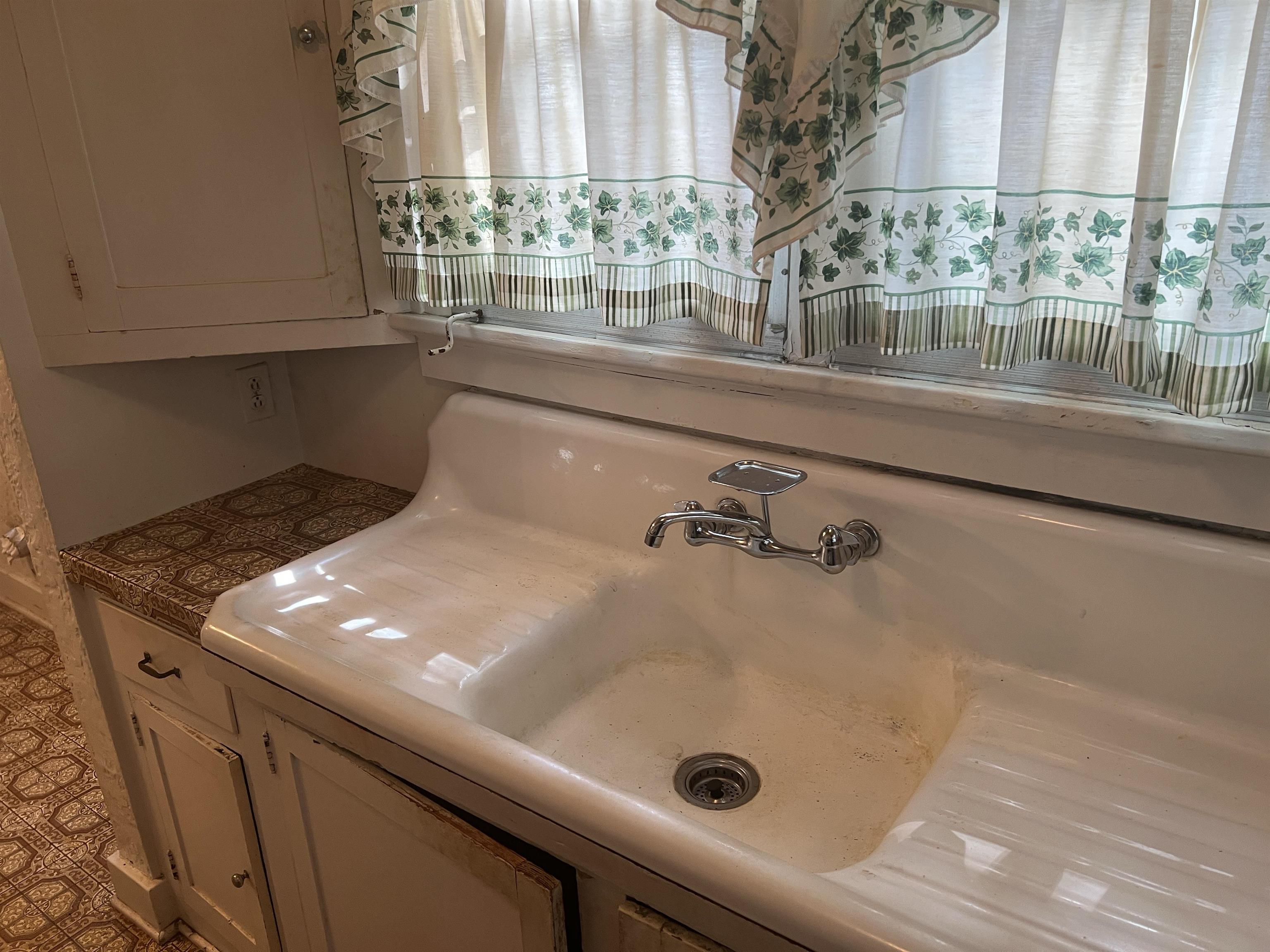 632 Spring Street Memphis, TN 38112 - Photo 14 of 37 Bathroom with sink