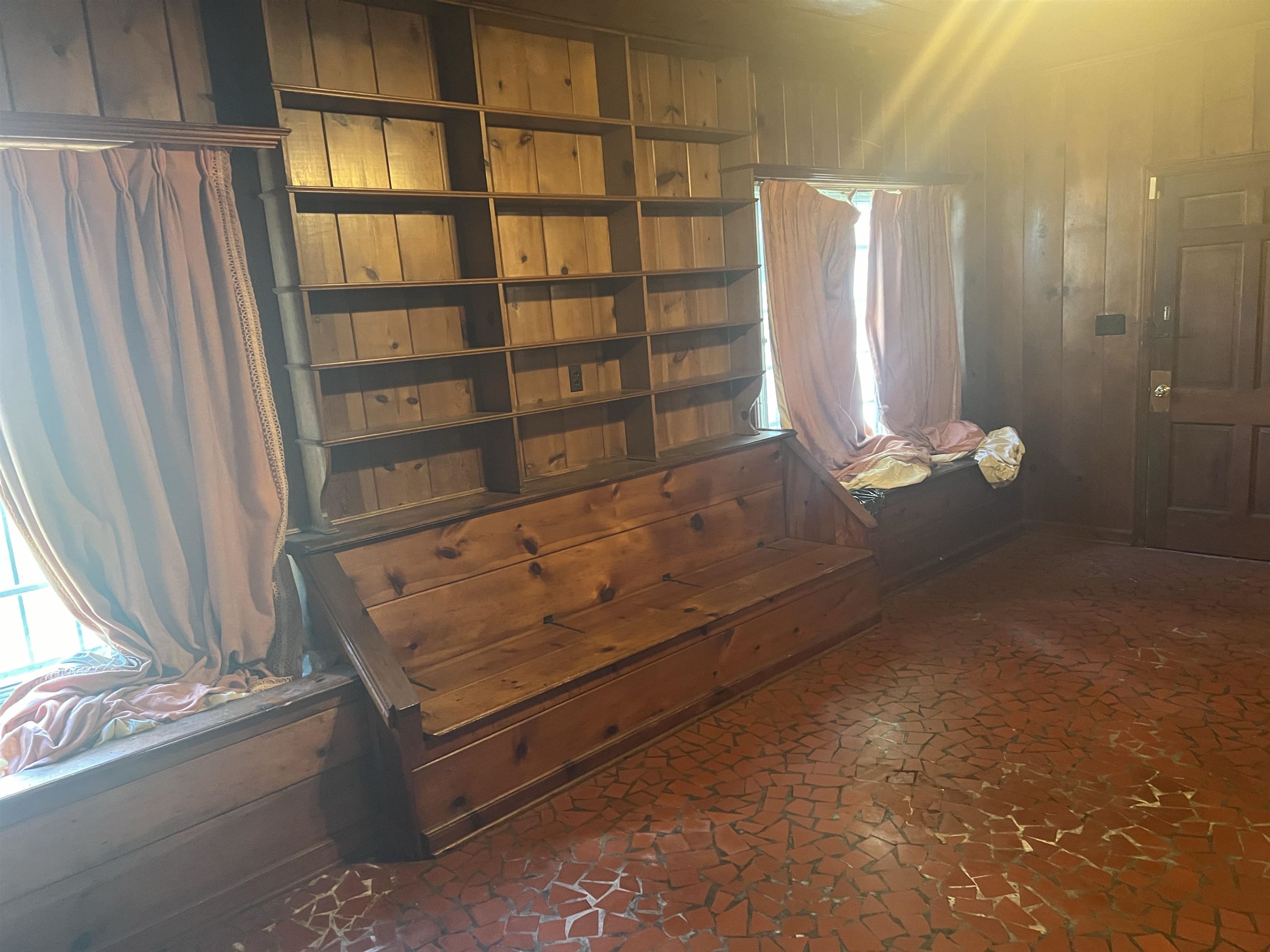 632 Spring Street Memphis, TN 38112 - Photo 17 of 37 Corridor with wooden walls