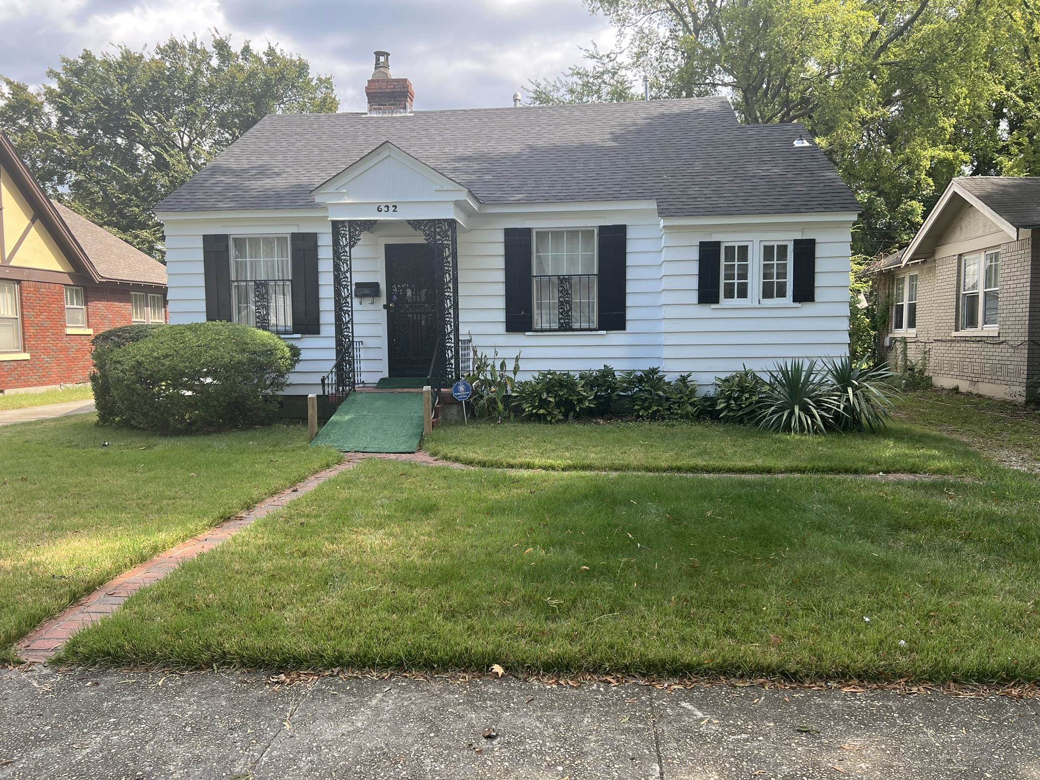 632 Spring Street Memphis, TN 38112 - Photo 2 of 37 View of front of home with a front yard