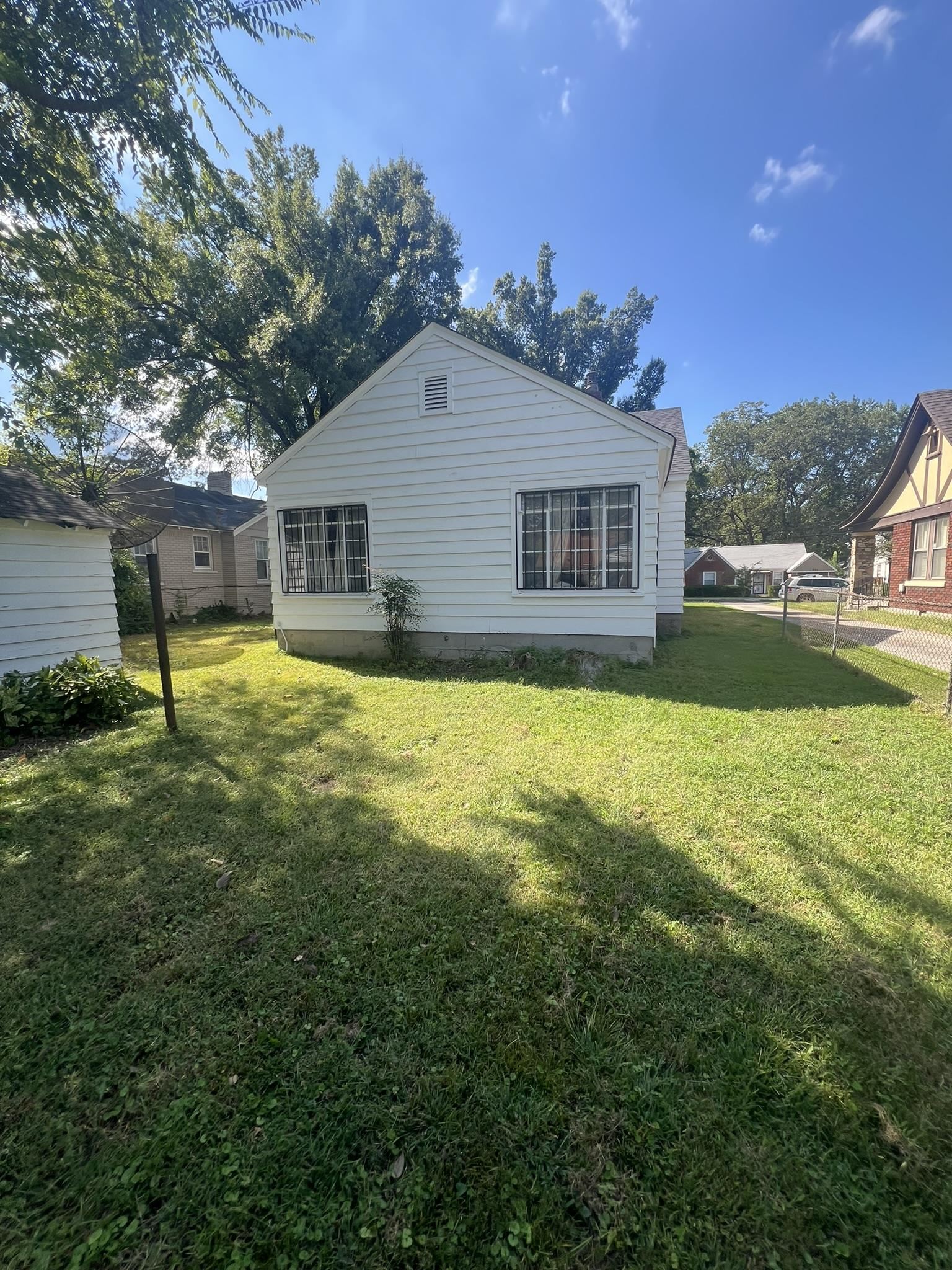 632 Spring Street Memphis, TN 38112 - Photo 25 of 37 Back of house with a lawn