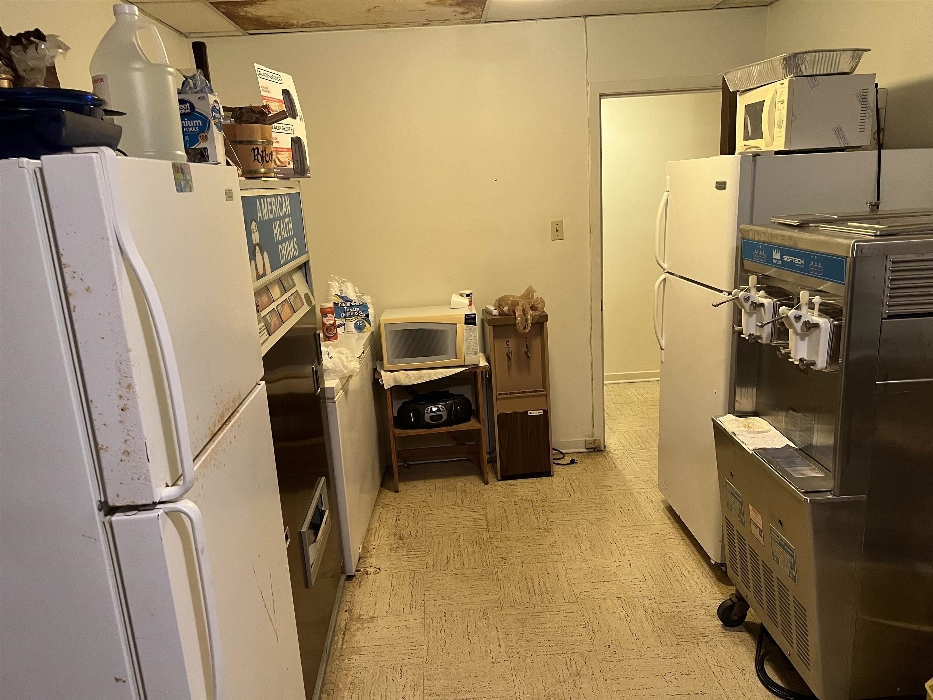 632 Spring Street Memphis, TN 38112 - Photo 27 of 37 Kitchen with white appliances